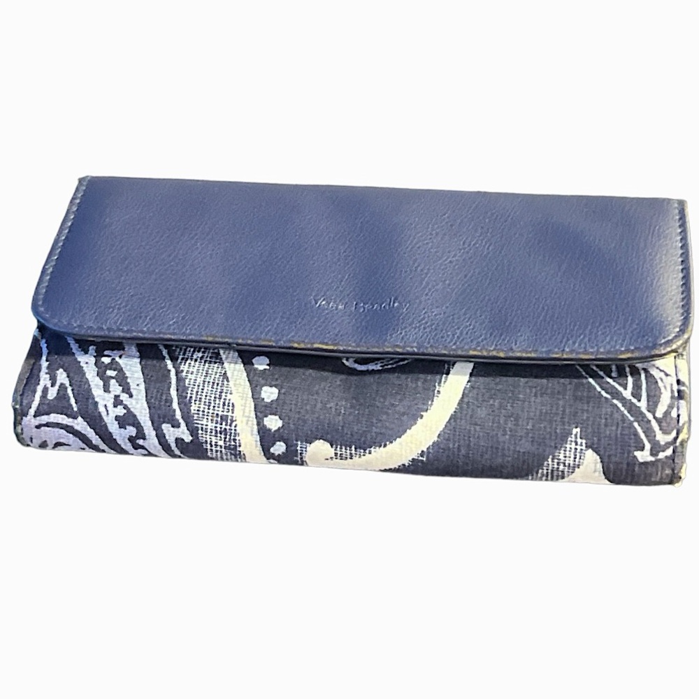 Vera Bradley Wallet in Indio. - Picture 1 of 5